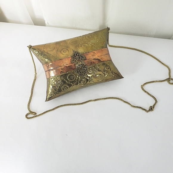 Vintage embossed hard metal evening bag with intricate lock unique - Picture 1 of 8